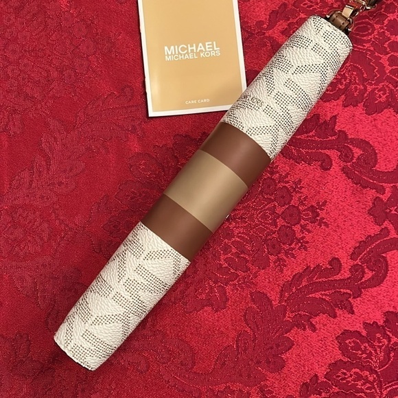 Brand New Michael Kors Large Vanilla Center Stripe Zip Around Wristlet Wallet - Picture 10 of 16